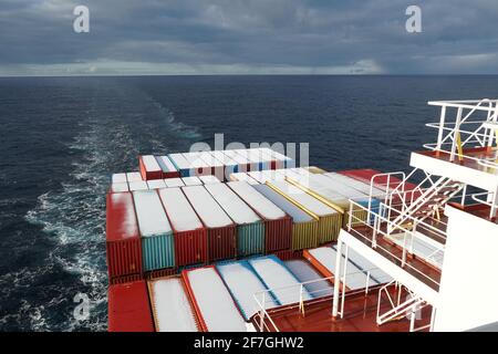 Vue en grand angle depuis le pont de navigation sur la partie arrière du bateau à conteneurs naviguant au-dessus de l'océan Pacifique en hiver. Banque D'Images