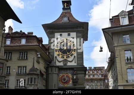 Berne, Suisse - 04 03 2021: Vue de la rue sur la face est de la Tour de l'horloge médiévale, Zytglogge, dans la ville de Berne en Suisse. Banque D'Images