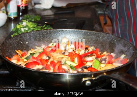 Gros plan de légumes frits dans une poêle pour le bustier de bœuf coréen bulgogi. Banque D'Images