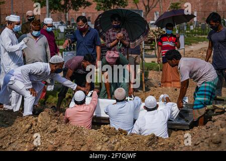 Auparavant, des volontaires travaillaient pour des inhumations de coronavirus morts, mais maintenant des parents font le travail au cimetière de Rayer Bazar à Dhaka, au Bangladesh, le 07 avril 2021. Banque D'Images