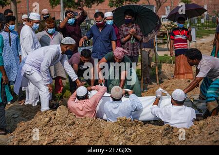 Auparavant, des volontaires travaillaient pour des inhumations de coronavirus morts, mais maintenant des parents font le travail au cimetière de Rayer Bazar à Dhaka, au Bangladesh, le 07 avril 2021. Banque D'Images