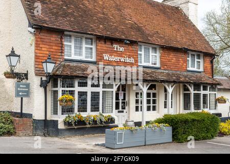 Le pub Waterwitch, un pub de campagne au bord de l'eau, près du canal Basingstoke, dans le village d'Odiham, Hampshire, Angleterre, Royaume-Uni Banque D'Images