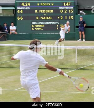 CHAMPIONNATS DE TENNIS DE WIMBLEDON 2008. 12ÈME JOUR 5/7/2008 FINALE HOMMES RODGER FEDERER V R.NADEL PHOTO DAVID ASHDOWN Banque D'Images