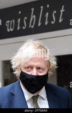 Le Premier ministre Boris Johnson lors d'une visite au marché de la rue Lemon à Truro, en Cornwall, pour voir comment ils se préparent à rouvrir avant l'étape 2 de la feuille de route, le lundi 12 avril. Date de la photo: Mercredi 7 avril 2021. Banque D'Images