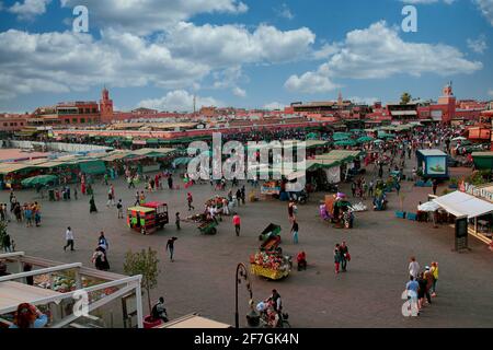 MARRAKECH, MAROC, place du marché Djemaa El Fna depuis le haut au crépuscule Banque D'Images