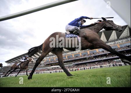 ROYAL ASCOT 2009. 4ème JOUR. LE COURONNEMENT ENJEUX.RICHARD HILL GAGNE SUR GHANATI. 19/6/09. PHOTO DAVID ASHDOWN Banque D'Images