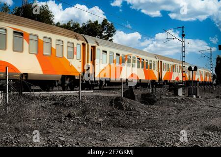 Un train marocain va de Marrakech à la ville de Casablanca. Transport au Maroc Banque D'Images