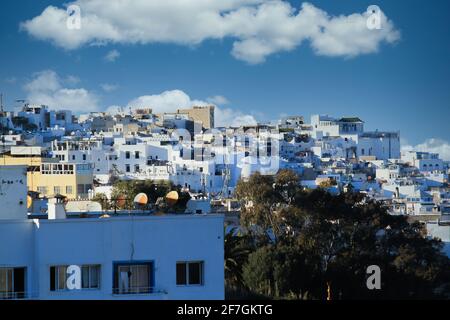 Une photographie aérienne de la ville de Tanger au Maroc avec de nombreux bâtiments Banque D'Images