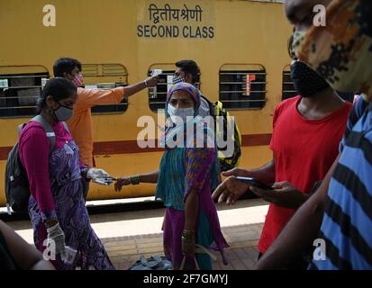 Mumbai, Inde. 07e avril 2021. Les passagers sont soumis à un contrôle de la température et du niveau d'oxygène au Terminus de Dadar à leur arrivée en train à Mumbai. Les passagers arrivant dans les trains à destination de Mumbai depuis l'État du Gujarat sont soumis à un contrôle du niveau d'oxygène, la température et, s'il s'avère souffrir de fièvre, doivent subir des tests par écouvillonnage à la gare ferroviaire avant d'être autorisés à se rendre à leur destination respective. (Photo par Ashish Vaishnav/SOPA Images/Sipa USA) crédit: SIPA USA/Alay Live News Banque D'Images