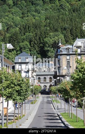 Thermes Spa et sources thermales, station de ski du Mont-Dore dans le Puy-de-Dôme, Auvergne-Rhône-Alpes dans le massif Central, France. Vue sur la rue et panneau Banque D'Images