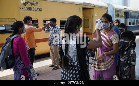 Mumbai, Inde. 07e avril 2021. Les passagers sont soumis à un contrôle de la température et du niveau d'oxygène au Terminus de Dadar à leur arrivée en train à Mumbai. Les passagers arrivant dans les trains à destination de Mumbai depuis l'État du Gujarat sont soumis à un contrôle du niveau d'oxygène, la température et, s'il s'avère souffrir de fièvre, doivent subir des tests par écouvillonnage à la gare ferroviaire avant d'être autorisés à se rendre à leur destination respective. (Photo par Ashish Vaishnav/SOPA Images/Sipa USA) crédit: SIPA USA/Alay Live News Banque D'Images