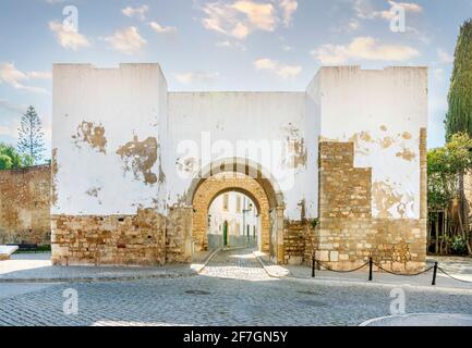 Entrée par les murs médiévaux au centre-ville historique de Faro, Algarve, sud du Portugal Banque D'Images