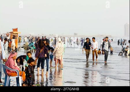 Vue de la ruée des personnes sans aucune mesure de sécurité et de distance sociale qui peuvent causer la propagation du coronavirus (COVID-19), pendant une agréable soirée de la saison estivale, à la plage de Seaview à Karachi le mercredi 07 avril 2021. Banque D'Images