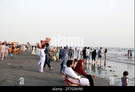 Vue de la ruée des personnes sans aucune mesure de sécurité et de distance sociale qui peuvent causer la propagation du coronavirus (COVID-19), pendant une agréable soirée de la saison estivale, à la plage de Seaview à Karachi le mercredi 07 avril 2021. Banque D'Images