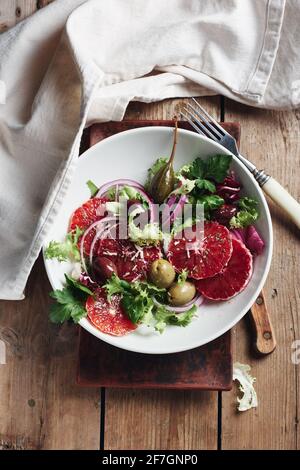 Salade d'orange sicilienne. Salade avec du sang orange, des oignons rouges et des olives. Banque D'Images