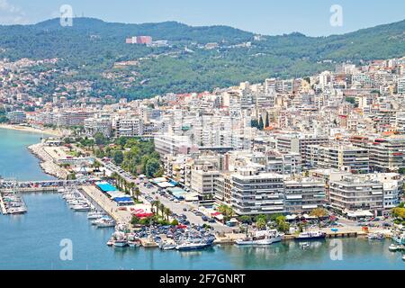 Vue panoramique sur la ville de Kavala avec marina. Vue depuis le château. Grèce du Nord, Macédoine. Banque D'Images