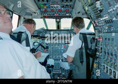 Photo en couleur prise le 28 juin 1981 montrant les pilotes et le poste de pilotage de British Airways Concorde G-BOAG, préparant l'avion pour le vol. Banque D'Images