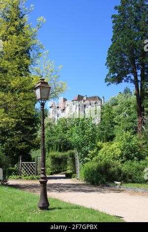 Parc et entrée aux Jardins publics ou Rose Garden à Aubusson, Creuse, Nouvelle-Aquitaine, France avec une maison de retraite sur la colline derrière dans un Banque D'Images