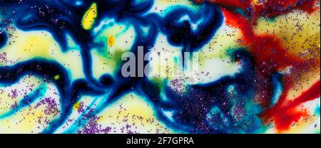 Traînées d'encre sur fond blanc. Très belle art contemporain. Œuvres d'art abstraites aux jouvres. Les couleurs d'encre sont lumineuses, lumineuses, en translation Banque D'Images