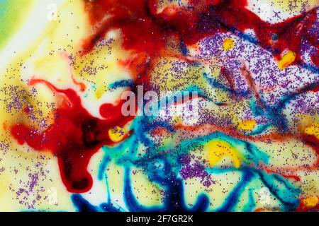 Très beau art transparent une oeuvre abstraite d'art. les couleurs d'encre sont incroyablement lumineuses, lumineuses, translucides, lisses. Rayures bleues et rouges sur un coup Banque D'Images