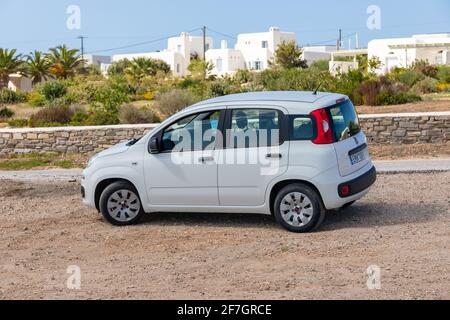 Paros Island, Grèce - 27 septembre 2020 : voiture blanche, Fiat Panda garée sur la route. Banque D'Images