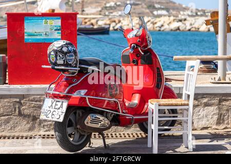 Île de Paros, Grèce - 27 septembre 2020 : scooter rouge stationné sur la côte. Banque D'Images