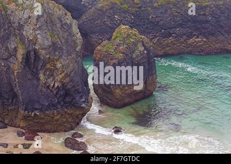 Kynance Cove sur la Péninsule du Lézard avec sa roche serpentine, piles de sables blancs et des eaux bleu turquoise, Cornwall, England, UK Banque D'Images