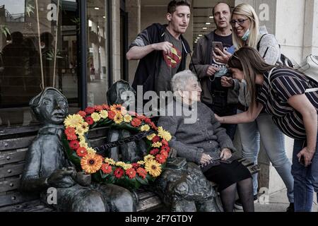 Jérusalem, Israël. 7 avril 2021. La famille et l'épouse du sculpteur, le Dr Martin Kieselstein, a déposé une couronne de fleurs sur la statue supérieure du banc du sculpteur consacrée à la mémoire de tous les grands-mères et grands-pères parmi les six millions de victimes juives de l'Holocauste à la veille du jour du souvenir des martyrs et des héros de l'Holocauste, Yom Hashoah. Crédit : NIR Amon/Alamy Live News Banque D'Images