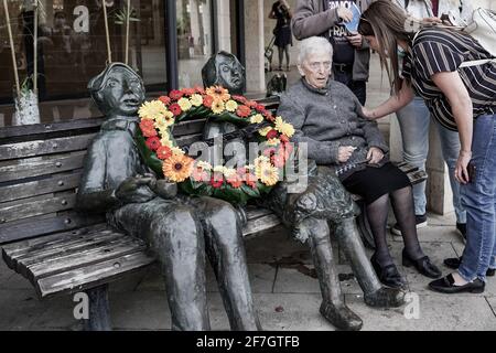 Jérusalem, Israël. 7 avril 2021. La famille et l'épouse du sculpteur, le Dr Martin Kieselstein, a déposé une couronne de fleurs sur la statue supérieure du banc du sculpteur consacrée à la mémoire de tous les grands-mères et grands-pères parmi les six millions de victimes juives de l'Holocauste à la veille du jour du souvenir des martyrs et des héros de l'Holocauste, Yom Hashoah. Crédit : NIR Amon/Alamy Live News Banque D'Images