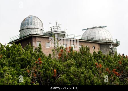 Observatoire astronomique et météorologique près de Skalnate pleso ou tarn ou lac dans les Hautes Tatras, Slovaquie. Banque D'Images