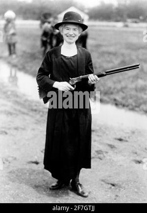 Annie Oakley avec l'arme qui lui a été donnée par Buffalo Bill. Portrait du célèbre sharpshooter américain, Annie Oakley (n. Phoebe Ann Mosey, 1860-1926) , 1922 Banque D'Images