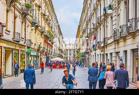 TURIN, ITALIE - 9 mai 2012 : la splendide rue via Giuseppe Garibaldi est bordée de bâtiments classiques, de restaurants, de magasins de marques et de boutiques de souvenirs, Banque D'Images