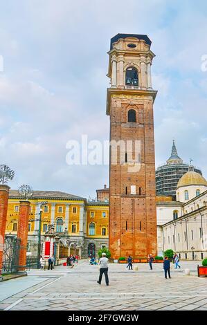 TURIN, ITALIE - 9 mai 2012 : le Campanile (clocher) de la cathédrale Saint-Jean-Baptiste (Duomo di Torino), Piazza San Giovanni, le 9 mai à Turin Banque D'Images