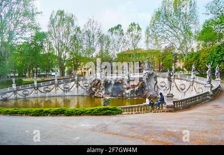 La monumentale Fontaine de douze mois, entourée d'arbres verts du Parc du Valentino, Turin, Italie Banque D'Images