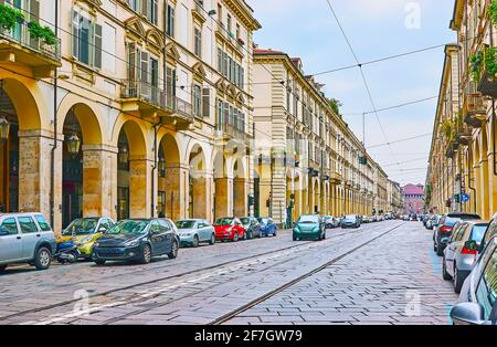 La rue via po est bordée d'édifices classiques avec de longues arcades, Turin, Italie Banque D'Images