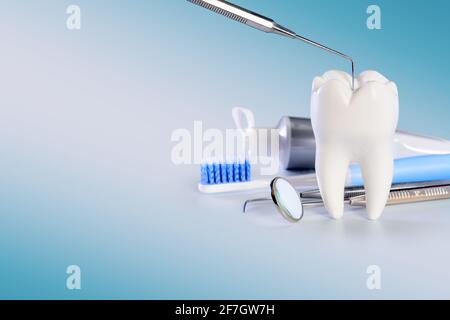 Blanche grande dent saine et différents outils pour les soins dentaires. Sur fond dentaire gradient avec sonde dentaire. Banque D'Images