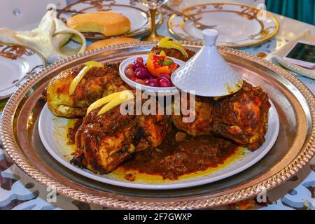 Plat de poulet avec chermoula marocain, olives et citron préservé Banque D'Images