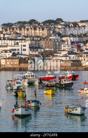 Port de St Ives le matin ensoleillé de la journée d'été St Ives Cornouailles, Angleterre Banque D'Images