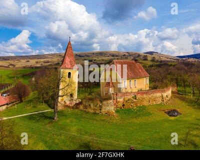 Vue d'oiseaux photographie d'une église fortifiée en ruine située à Sibiu, Roumanie. Tir de drone d'une église fortifiée médiévale Banque D'Images