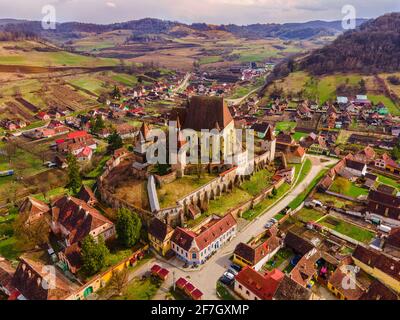 Vue sur les oiseaux photographie d'une église fortifiée située en Roumanie, village de Biertan. Tir de drone d'une église fortifiée médiévale. Banque D'Images