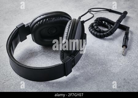 Casque stéréo noir professionnel de haute qualité, moniteurs de tête pour musicien, rétro Banque D'Images