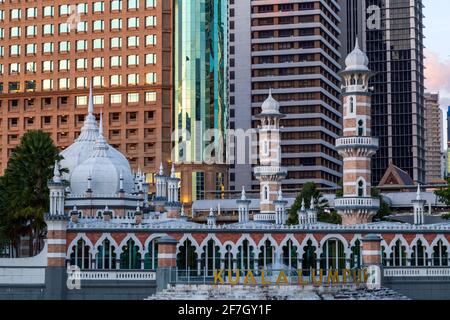 Mosquée Jamek, officiellement Sultan Abdul Samad la mosquée Jamek est l'une des plus anciennes mosquées de Kuala Lumpur, en Malaisie. Banque D'Images