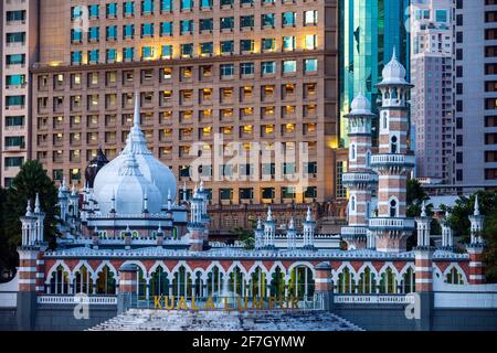 Mosquée Jamek, officiellement Sultan Abdul Samad la mosquée Jamek est l'une des plus anciennes mosquées de Kuala Lumpur, en Malaisie. Banque D'Images