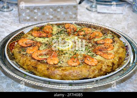 Bastila ou Pastilla est un plat traditionnel marocain. Poisson Bastila est une tarte aux poissons, aux œufs, aux oignons et au sucre. Dans certaines régions du Maroc, c'est le cas Banque D'Images