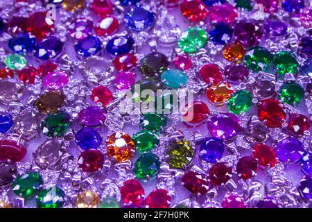 Un assortiment de bijoux de fantaisie et de pierres semi-précieuses à vendre au marché central de Phnom Penh, au Cambodge. Banque D'Images