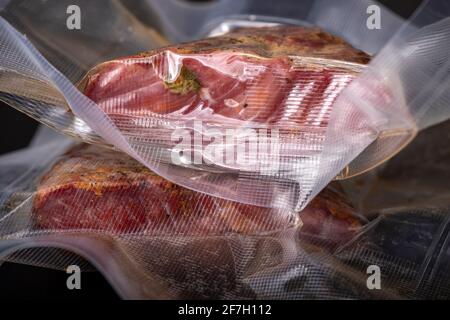 viande de pastrami emballée dans des sacs en plastique Banque D'Images