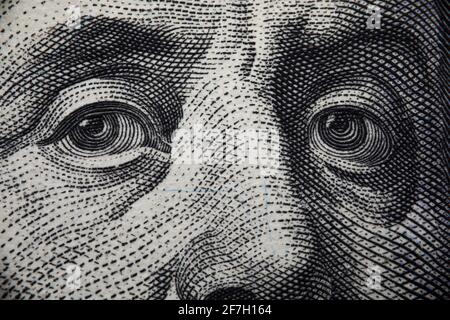 Gros plan de benjamin Franklins face à une centaine de billets Banque D'Images
