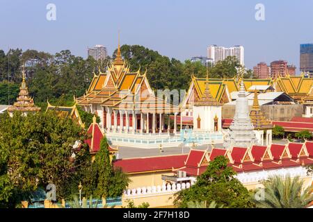 Le Palais Royal, à Chey Chumneas, Phnom Penh, Cambodge, est un complexe de bâtiments qui sert de résidence royale du Roi du Cambodge. Banque D'Images