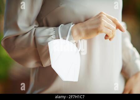 pandémie de coronavirus. Gros plan sur une femme en blouse grise avec masque ffp2. Banque D'Images