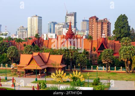 Le Musée national du Cambodge est le plus grand musée d'histoire culturelle du Cambodge et le principal musée historique et archéologique du pays. Il Banque D'Images